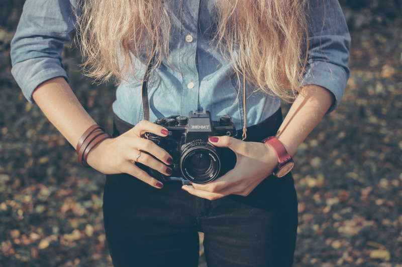 photographe-BARGEME-min_hand-person-girl-woman-camera-photography-614-pxhere.com